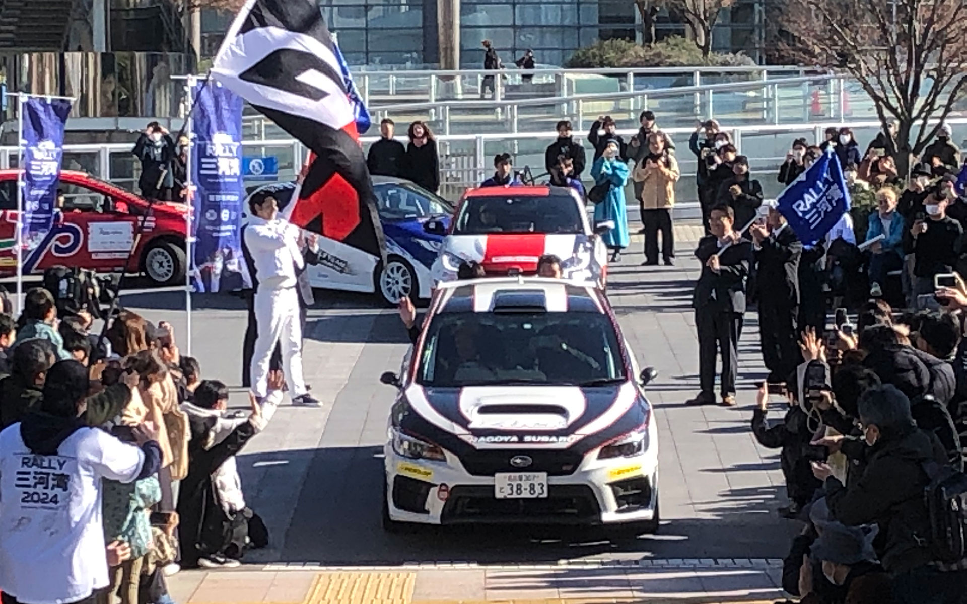 パレードに出発するラリーカー（2025年開催時の様子）