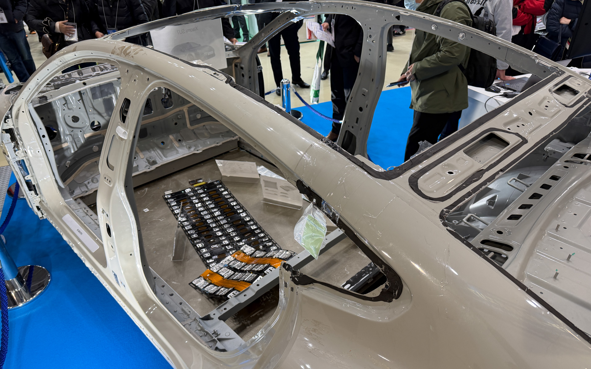 主要部品が外されたシャオミ「SU7」のホワイトボディ