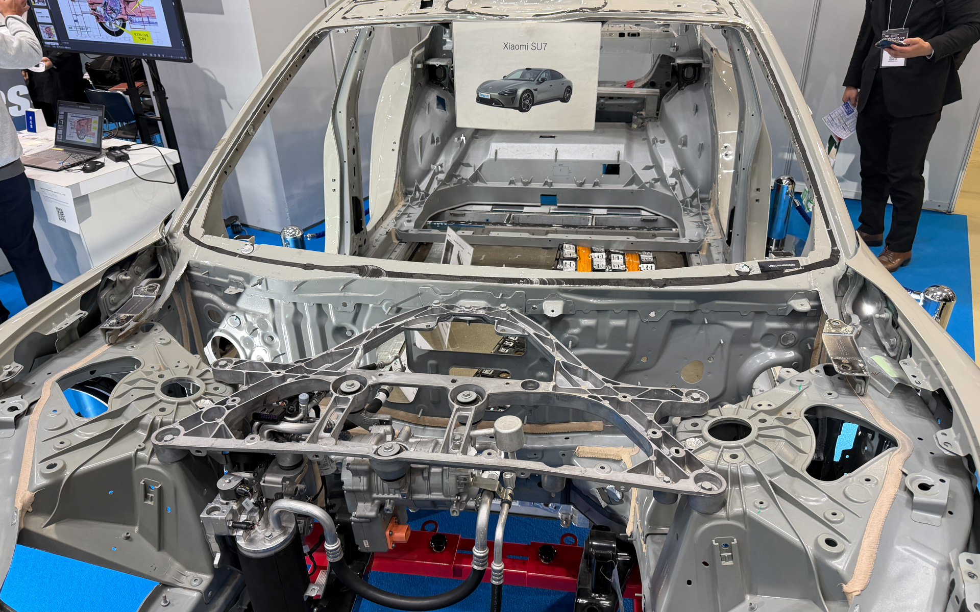 「SU7」のホワイトボディが展示されている