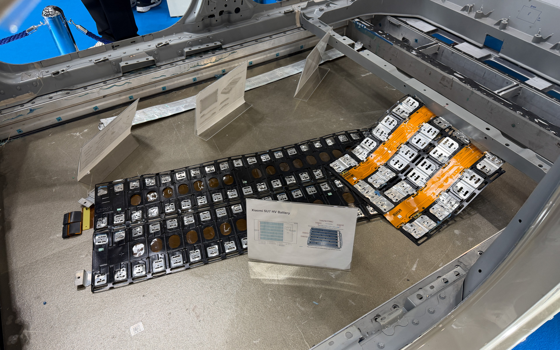 主要部品が外されたシャオミ「SU7」のホワイトボディ