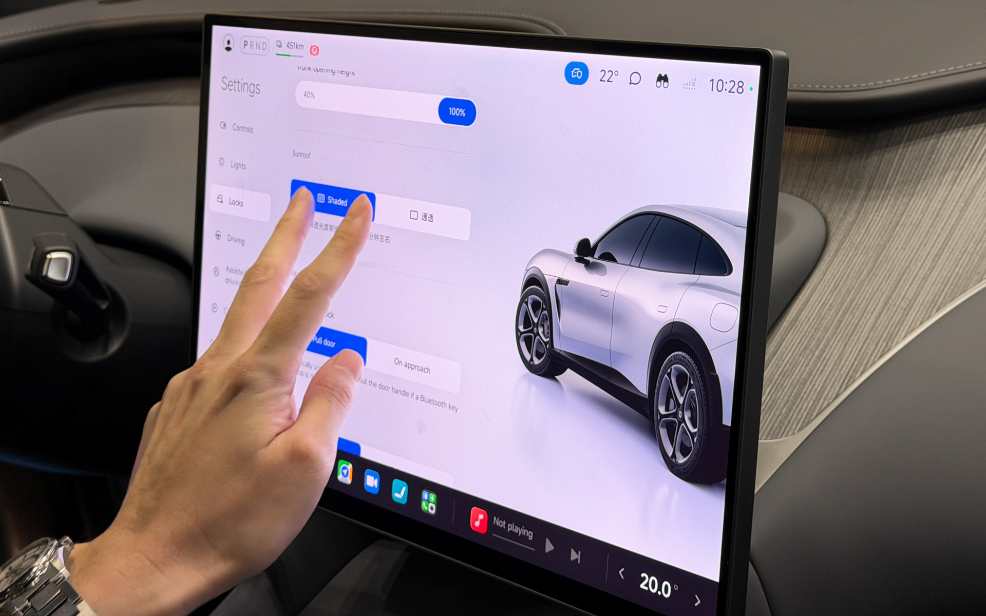 ルーフのシェード機能など実車で動作も確認できる