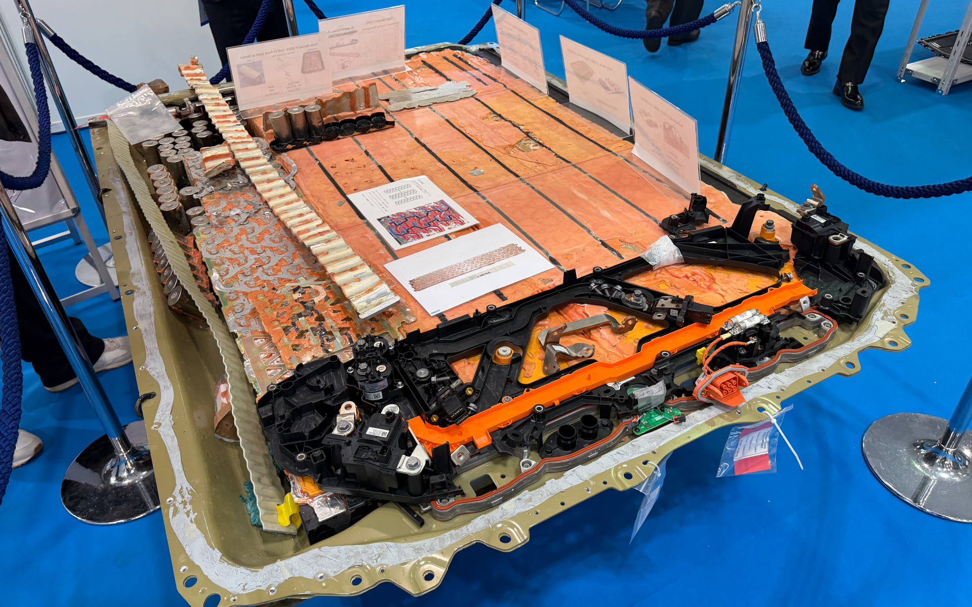 米中の新型EVから外された部品が展示されている