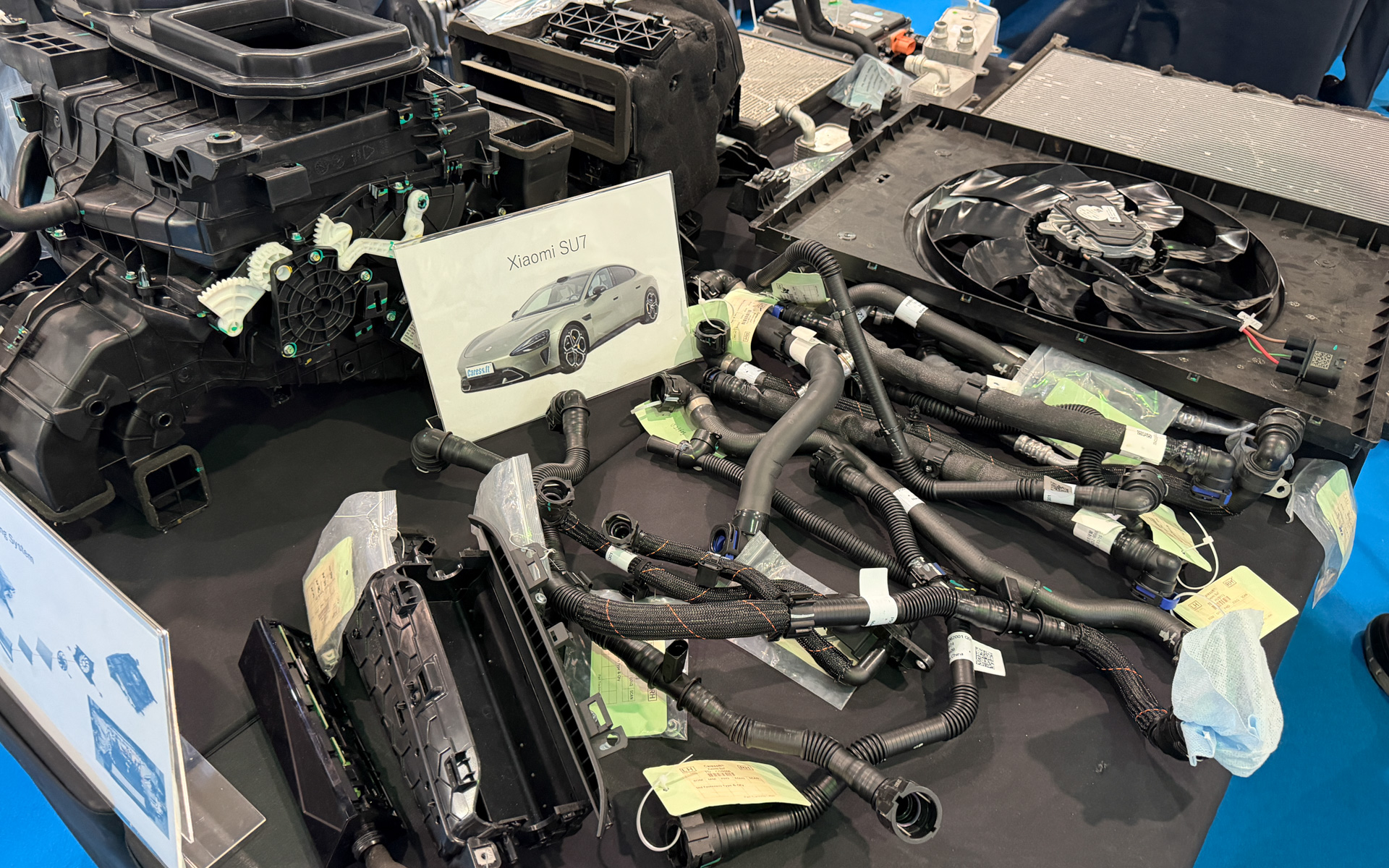 米中の新型EVから外された部品が展示されている