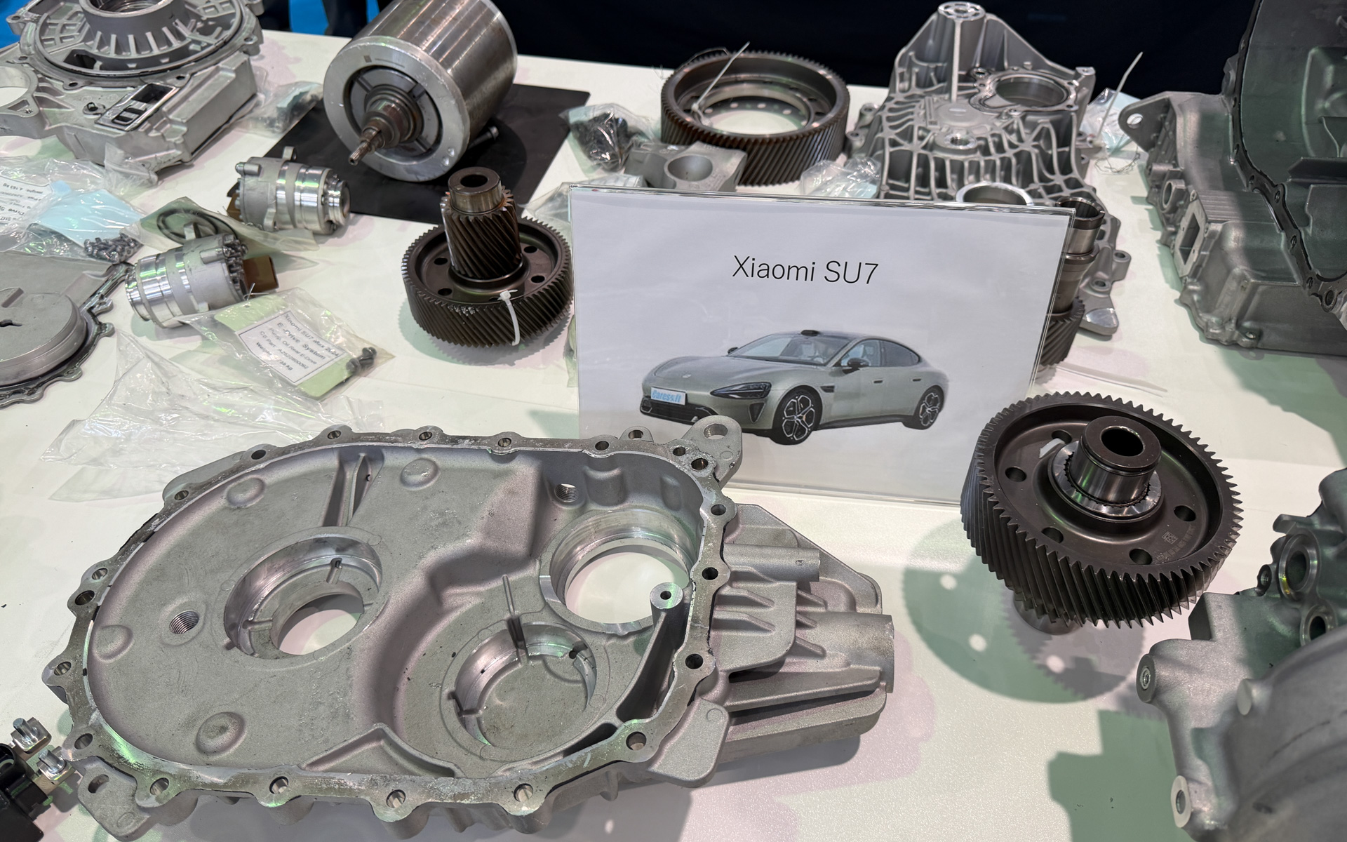 米中の新型EVから外された部品が展示されている