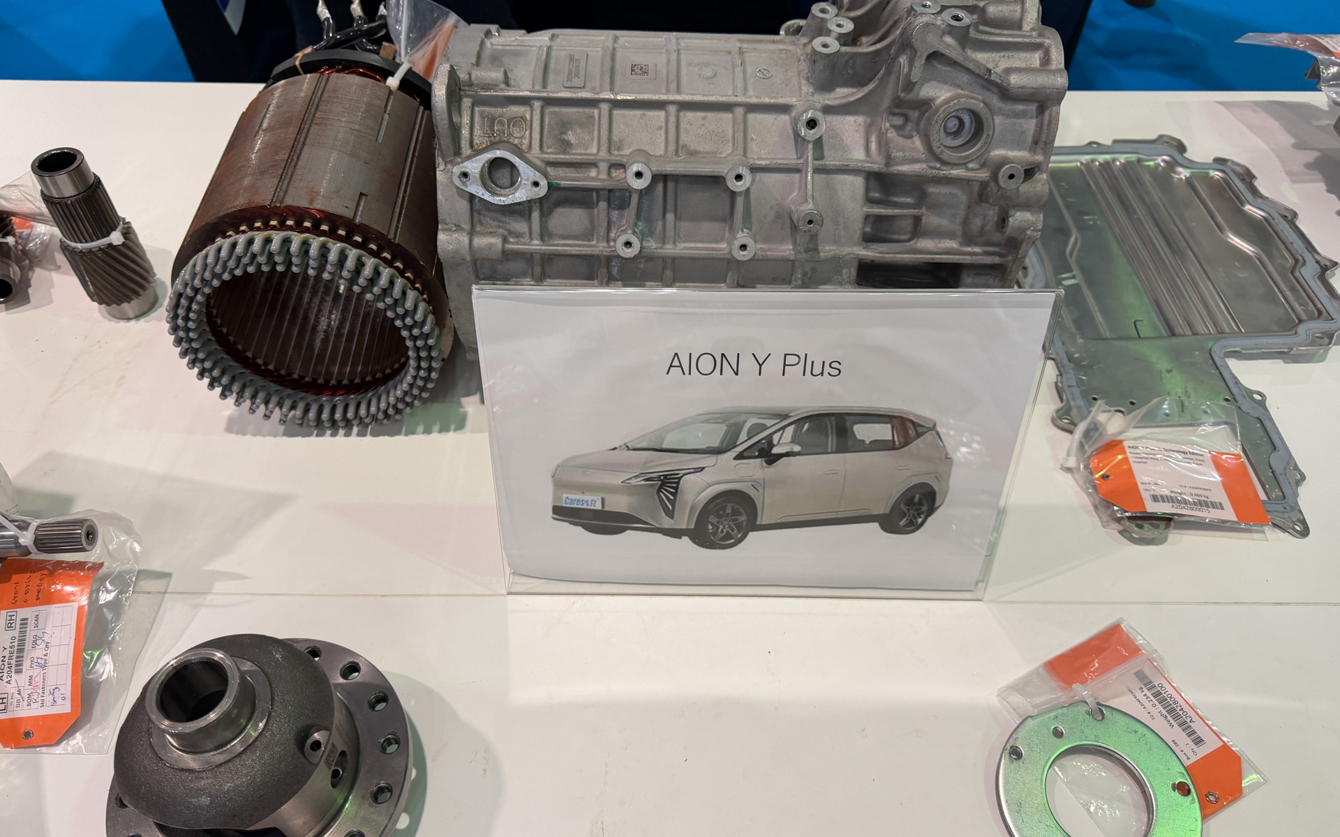 AION「Y Plus」の部品展示