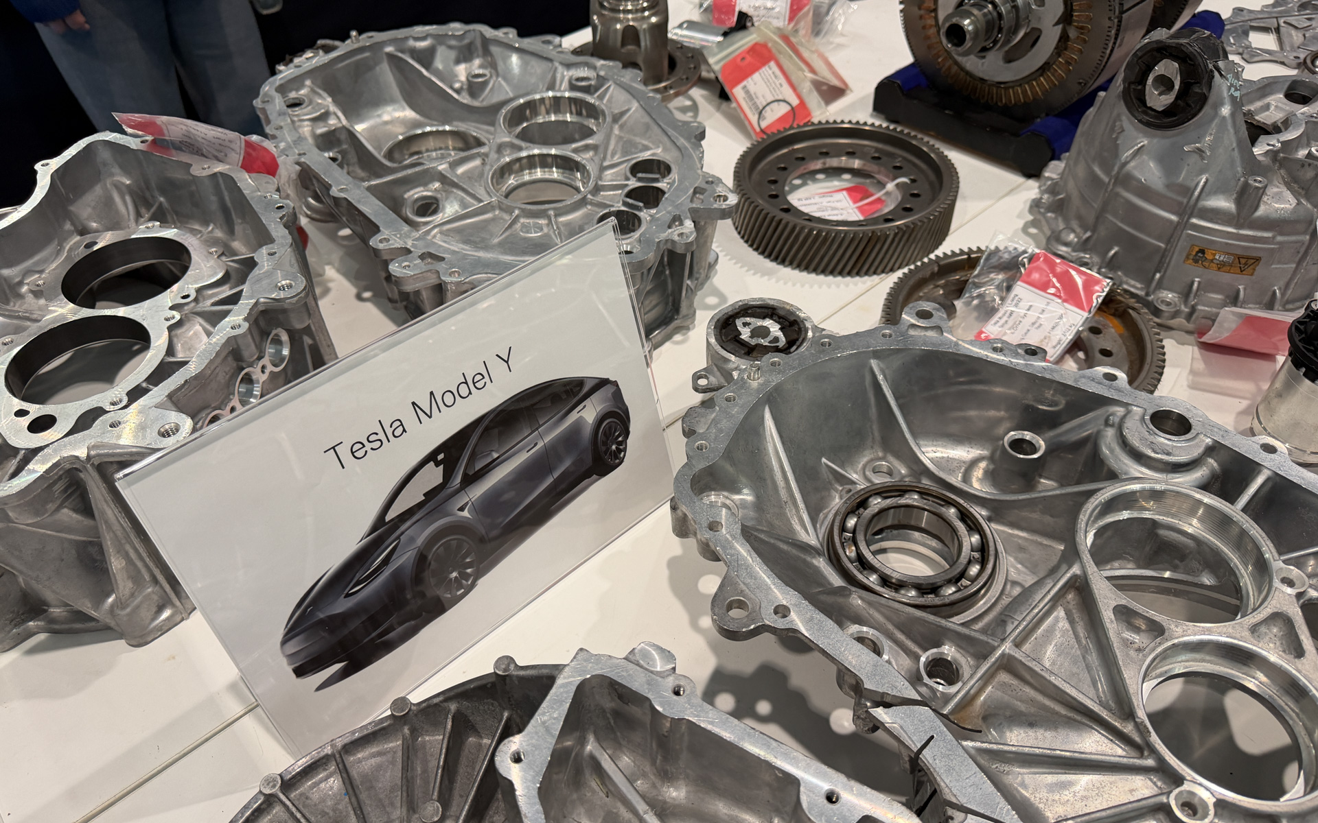 テスラ「モデルY」の部品展示