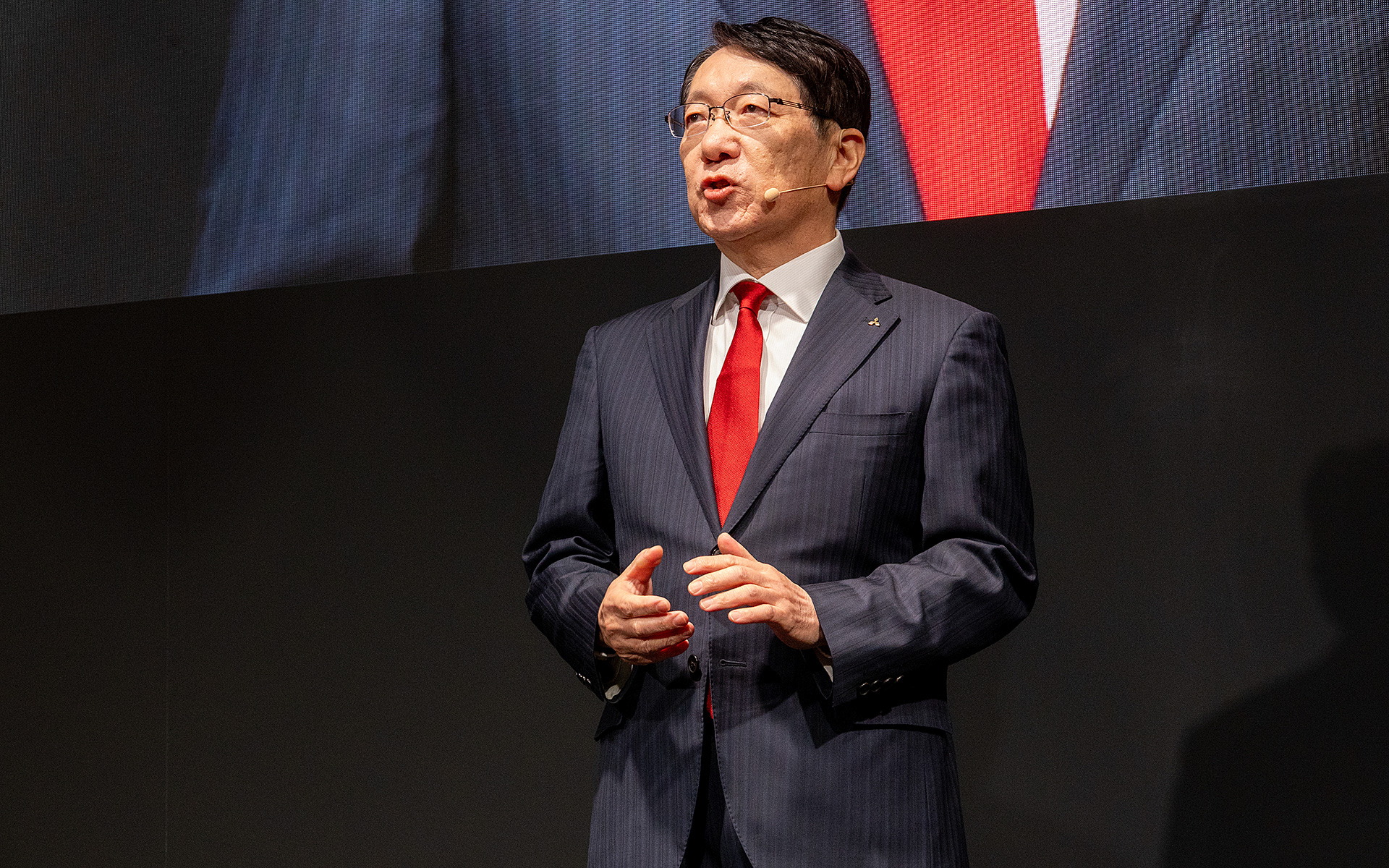 東京オートサロン2026の三菱自動車ブースでプレゼンテーションを行なう加藤隆雄氏