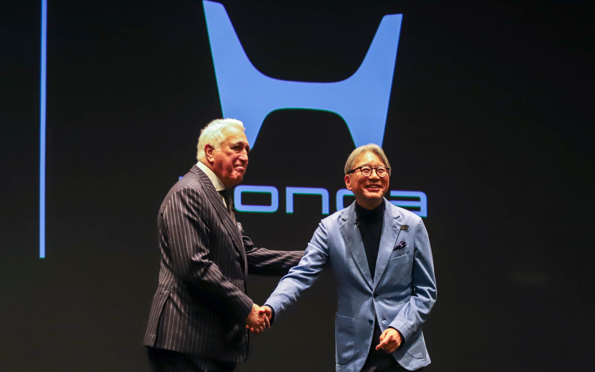 握手を交わす三部氏とストロール氏