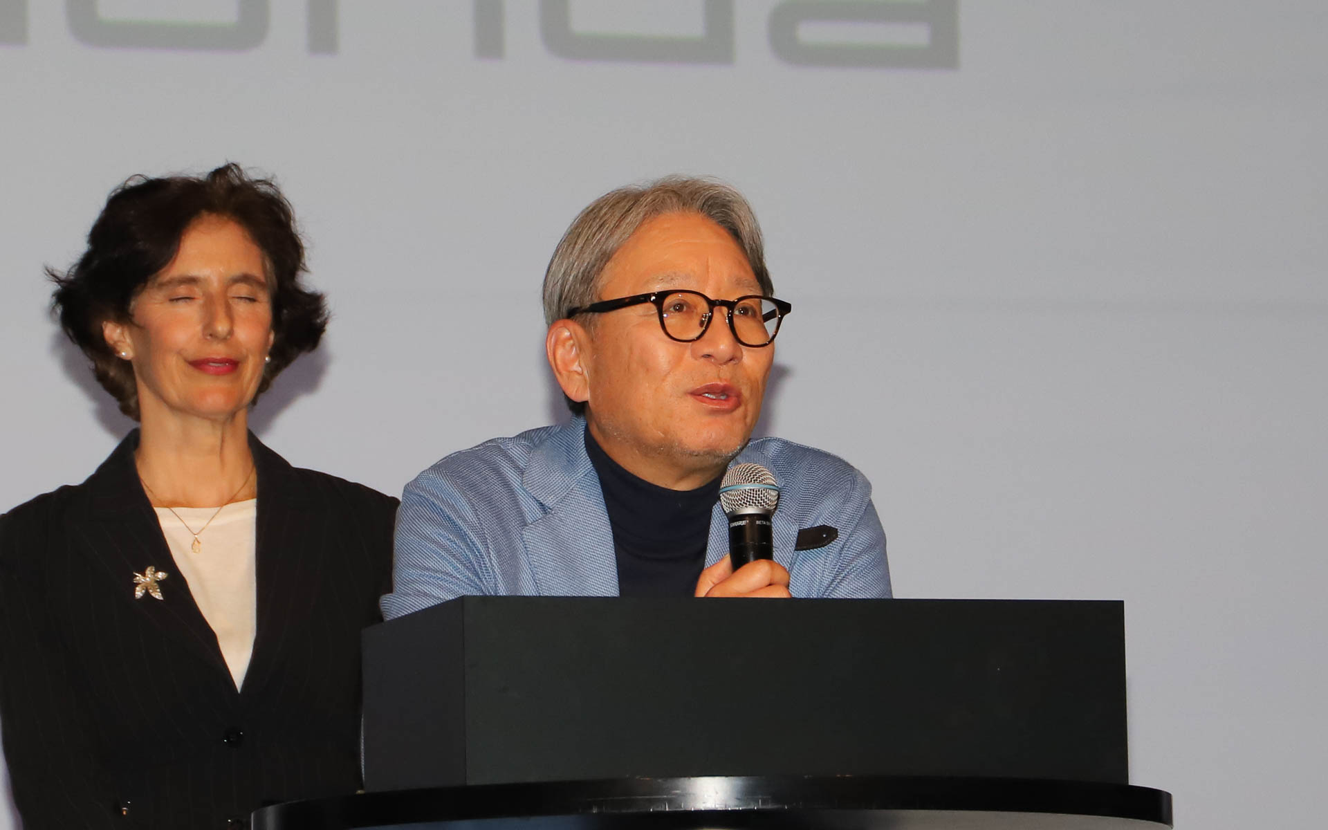 質問に回答する三部氏