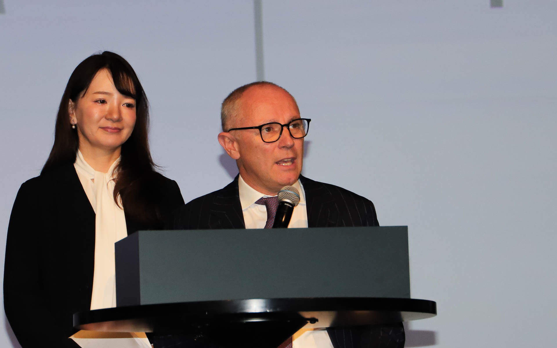 質問に回答するドメニカリ氏