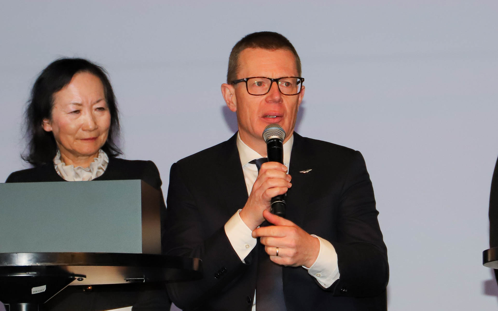 質問に回答するAston Martin Aramco F1 Team Chef Strategy Officer アンディー・コーウェル氏