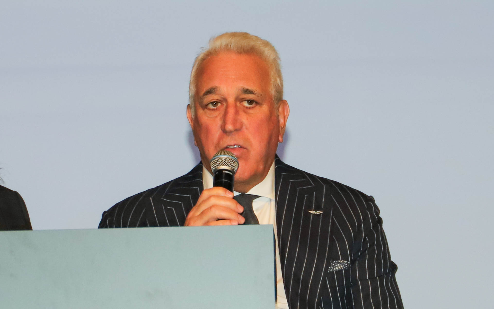 質問に回答するストロール氏