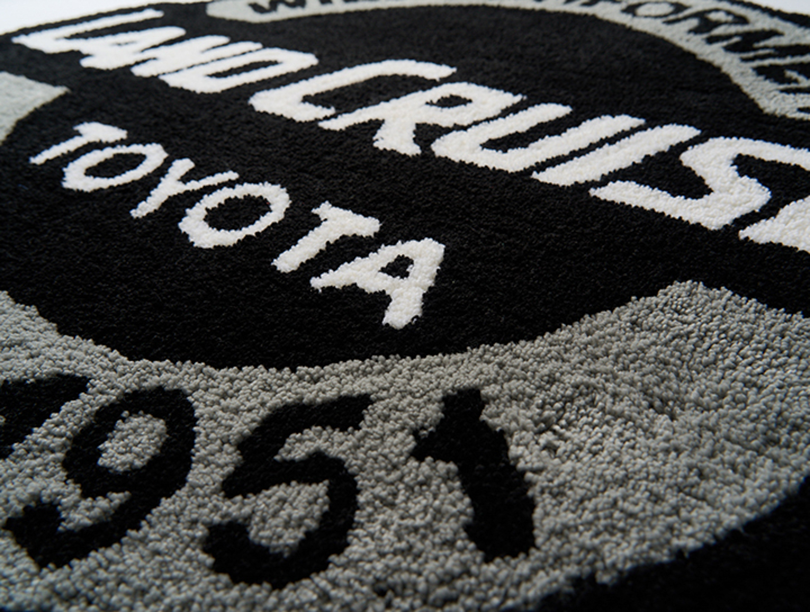 タフティングガンという手持ちミシンを用いて、一点ずつすべての工程をほぼ手作業で製作。タフティング技法によって生み出される独特の風合いは、柔らかく優しい触り心地とともに、どこかヴィンテージなムードも醸し出してくれる