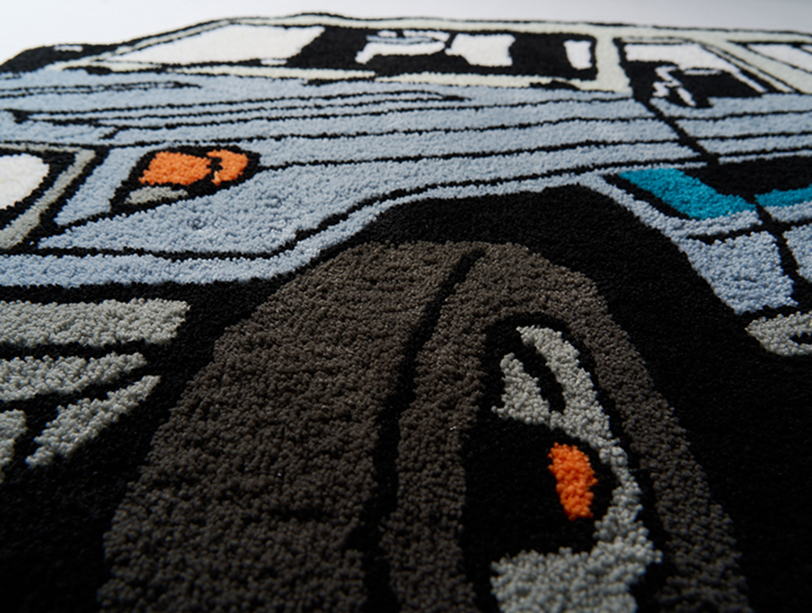 タフティングガンという手持ちミシンを用いて、一点ずつすべての工程をほぼ手作業で製作。タフティング技法によって生み出される独特の風合いは、柔らかく優しい触り心地とともに、どこかヴィンテージなムードも醸し出してくれる