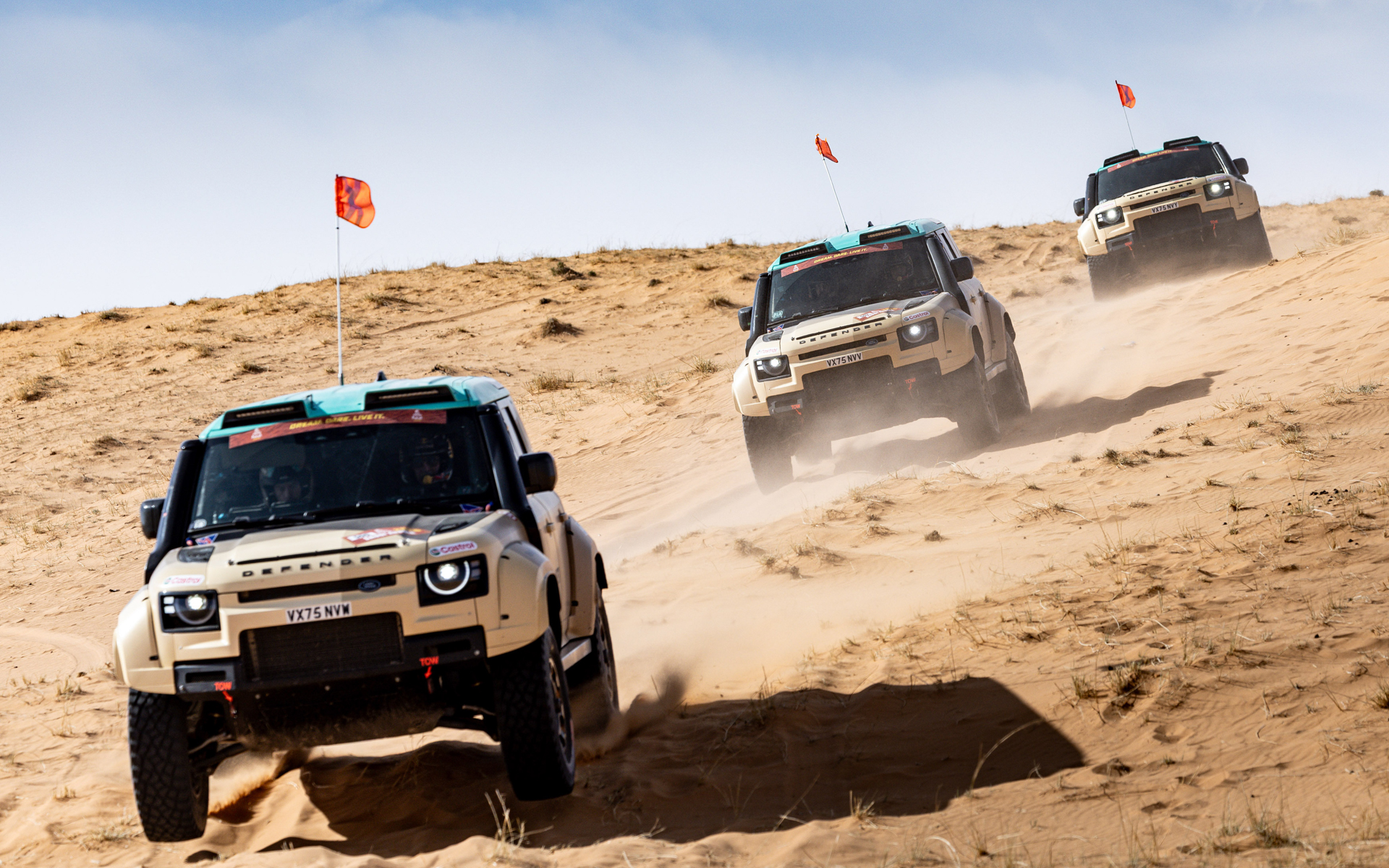 ダカールラリーに挑んだ「ディフェンダー ダカール D7X-R」3台すべてが初レースで完走を果たした