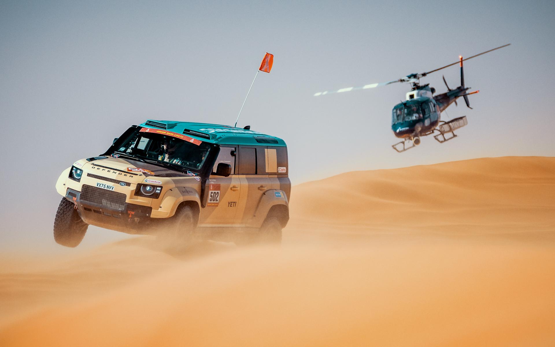 ディフェンダー ダカール D7X-Rの走行シーン