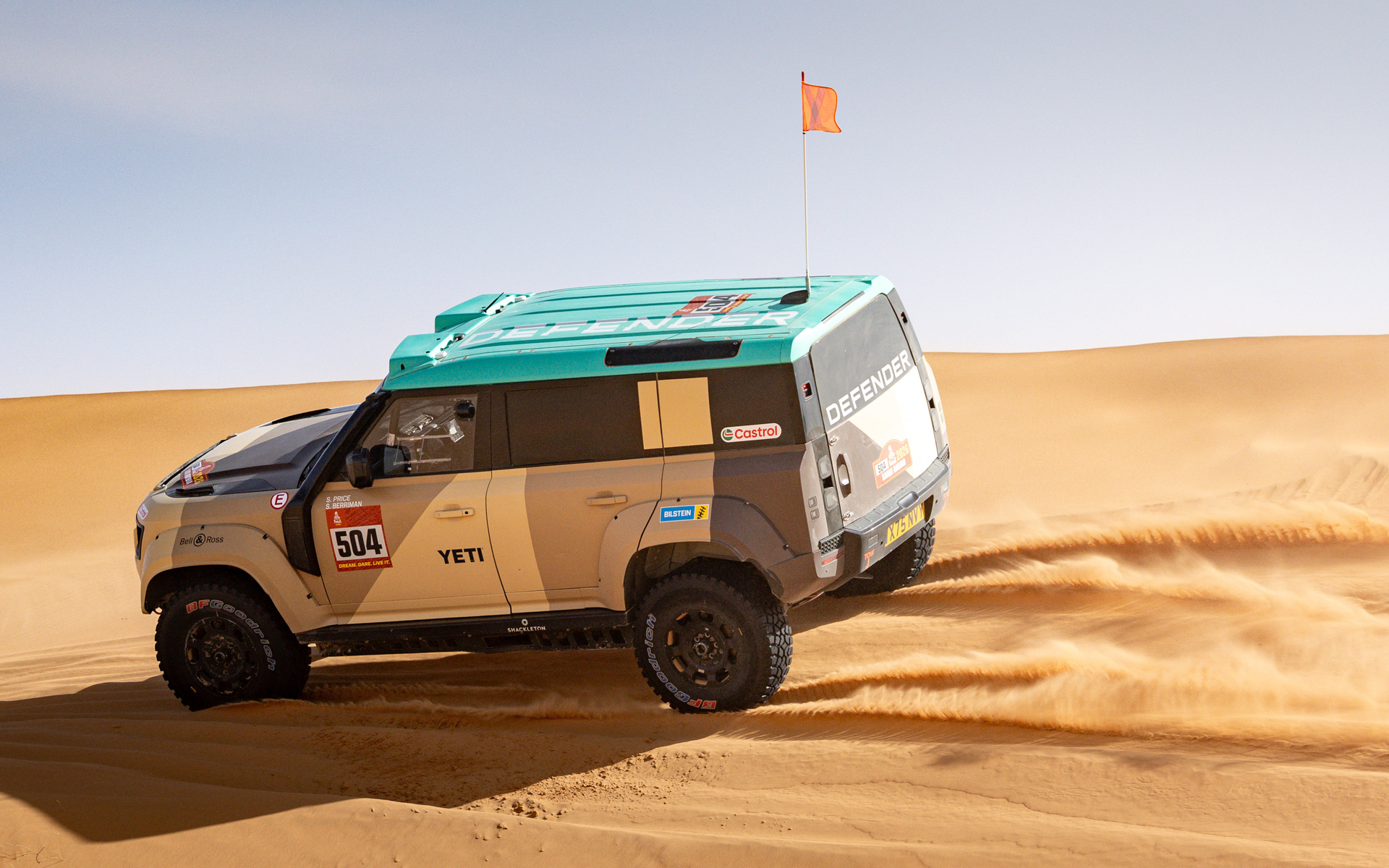 ディフェンダー ダカール D7X-Rの走行シーン