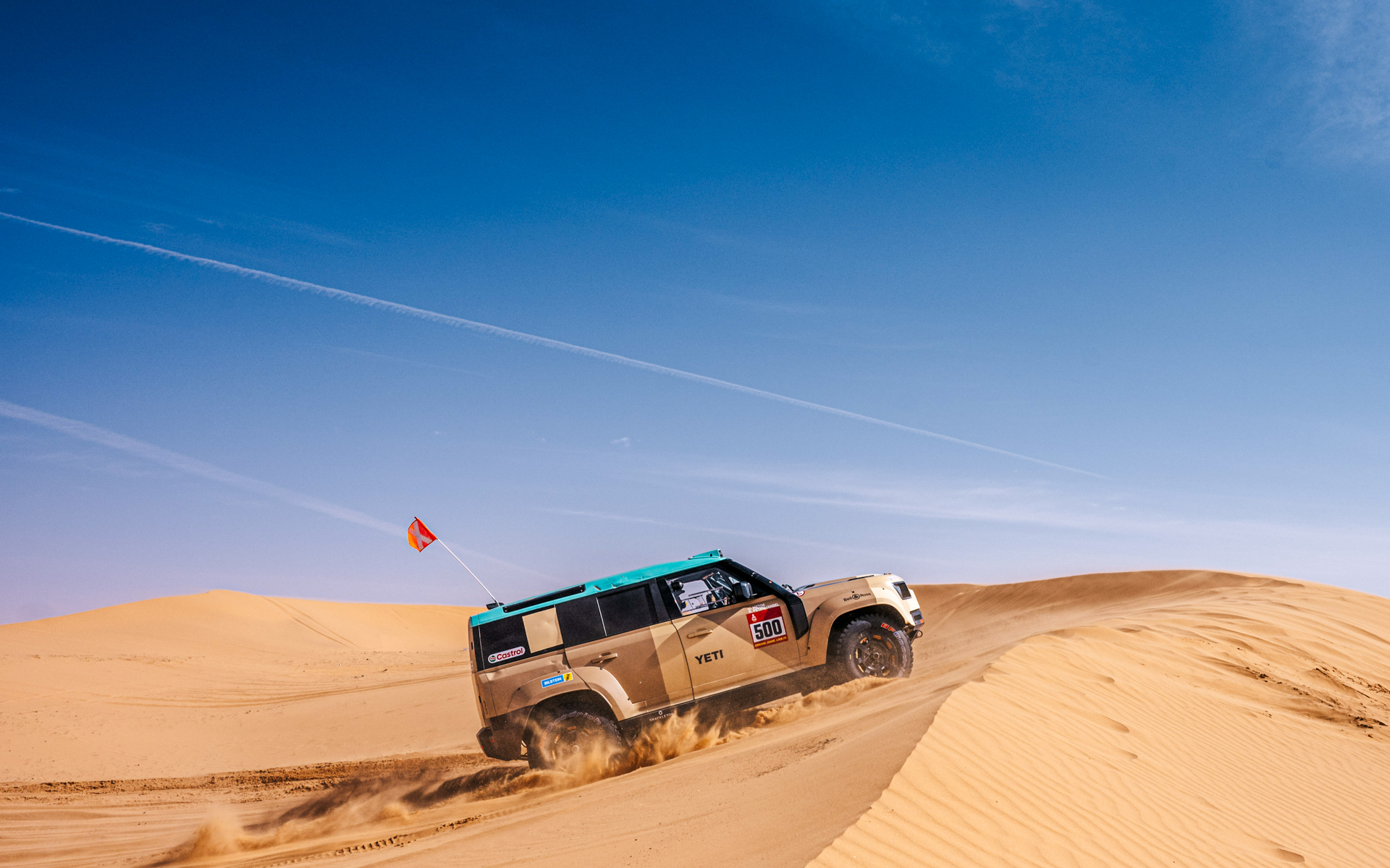 ディフェンダー ダカール D7X-Rの走行シーン