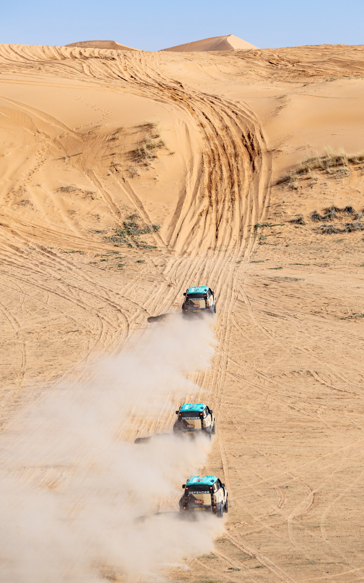 ディフェンダー ダカール D7X-Rの走行シーン
