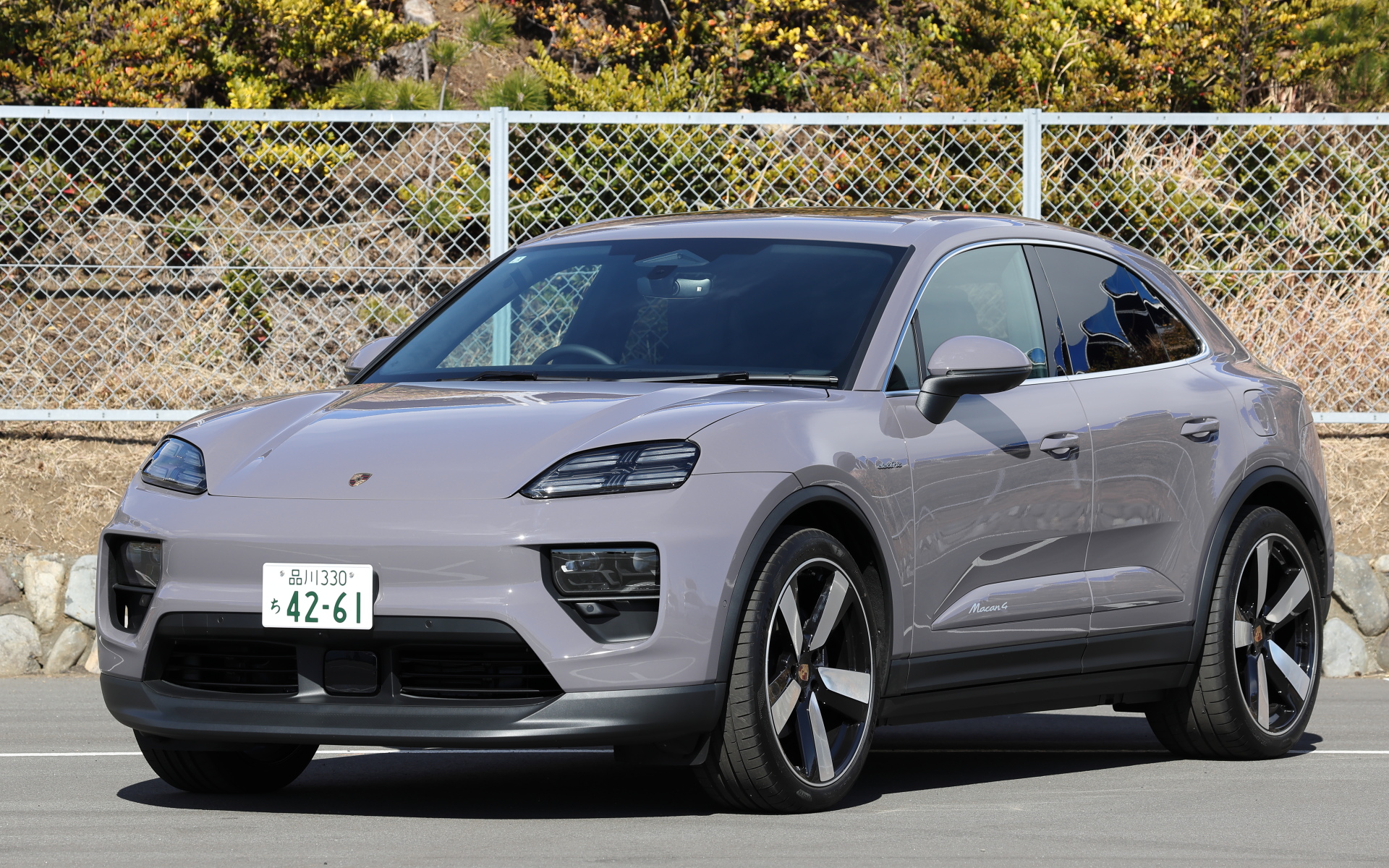 試乗したのはポルシェの「マカン4エレクトリック」でボディカラーは「プロヴァンス」