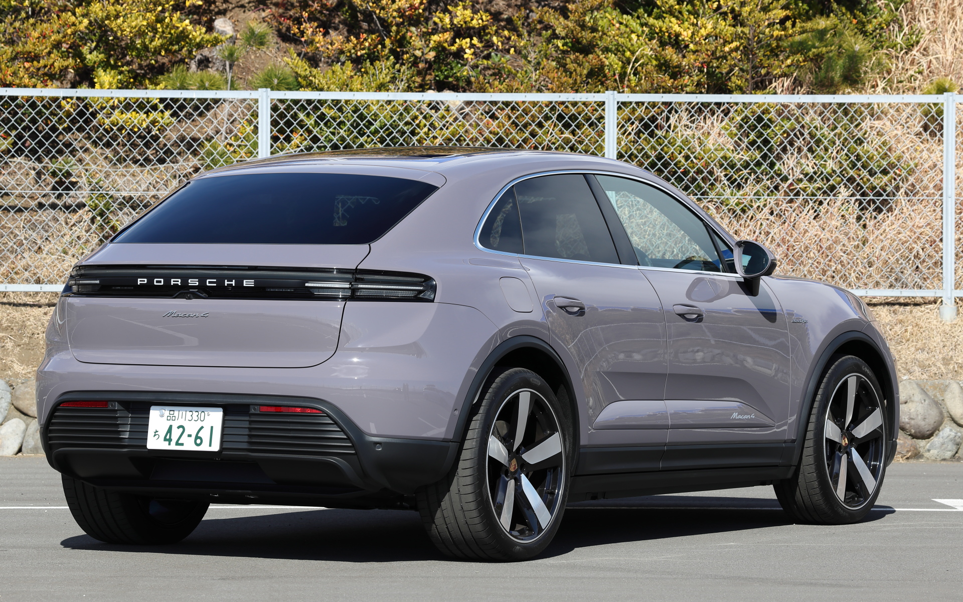 ボディサイズは4785×1940×1620mm（全長×全幅×全高）、ホイールベースは2893mm、最小回転半径は5.7m