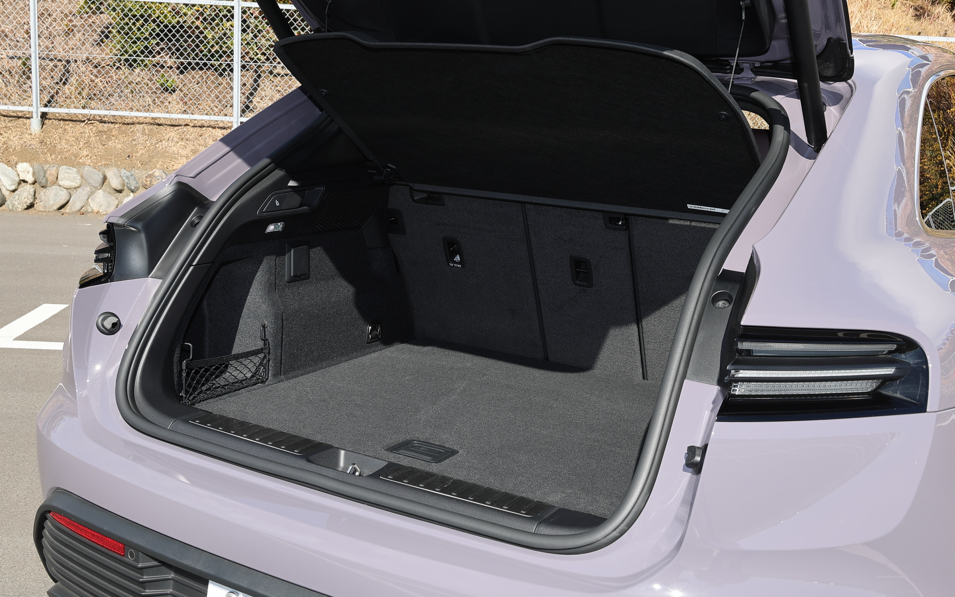 オープンラゲッジコンパートメント容積（リアシート上端まで）は580L