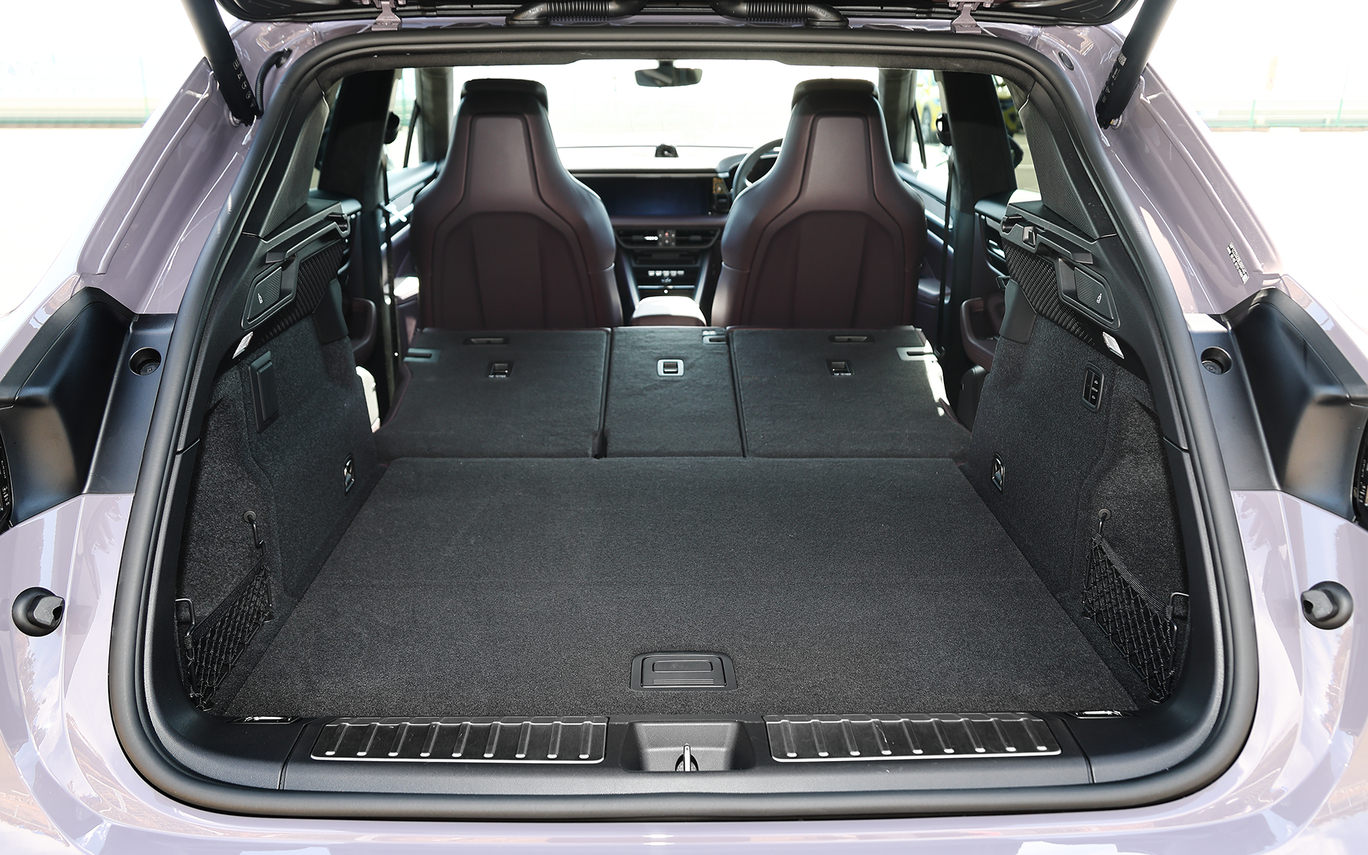 リアシート折り畳み時の積載容量は1348Lを誇る