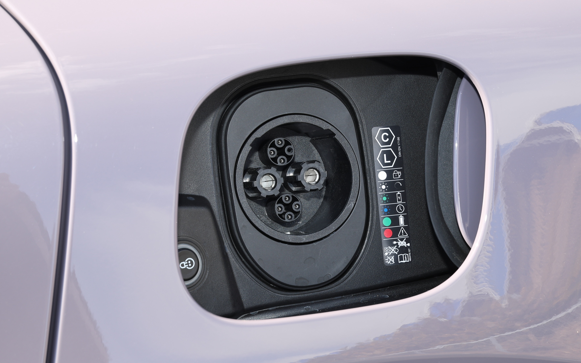 普通充電と急速充電（CHAdeMO）を左右に配備