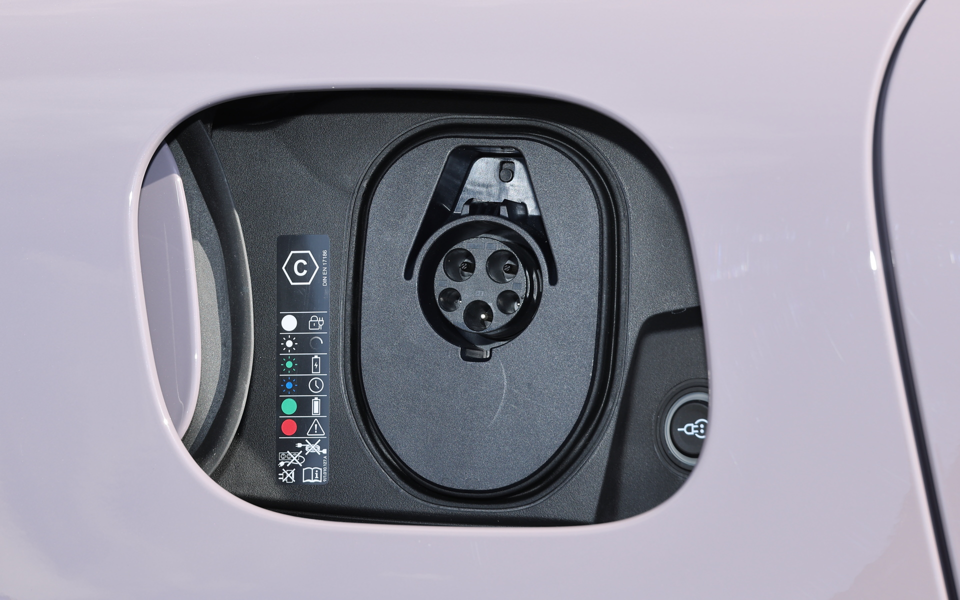 普通充電と急速充電（CHAdeMO）を左右に配備