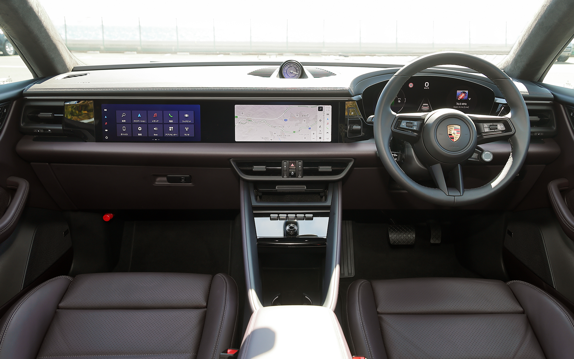 水平基調のコクピット。ダッシュボード中央にはポルシェ伝統の時計が配置されている