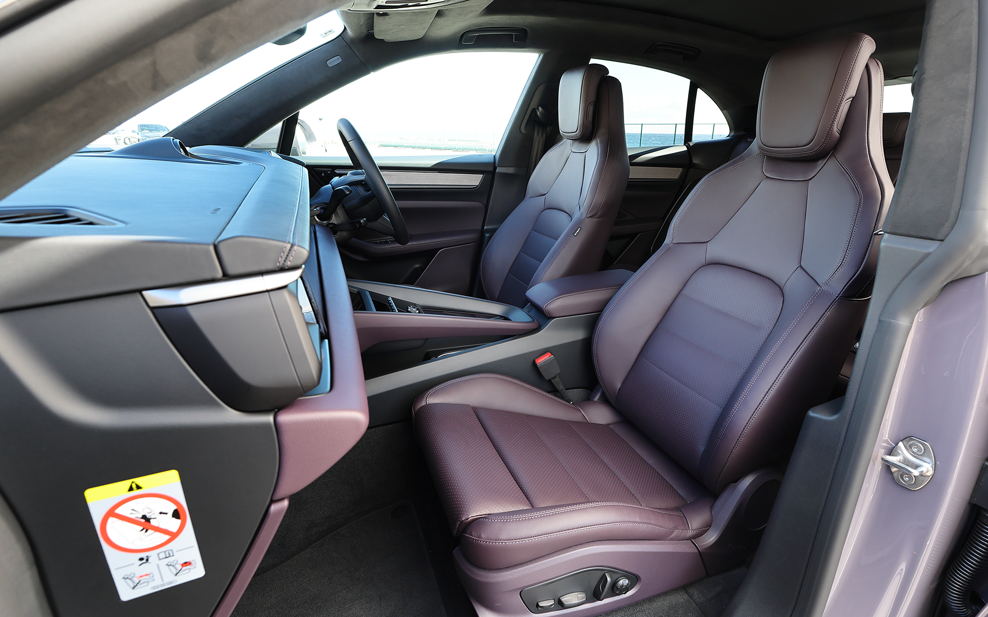 内装はレザーパッケージのブラック/ブランブル仕様