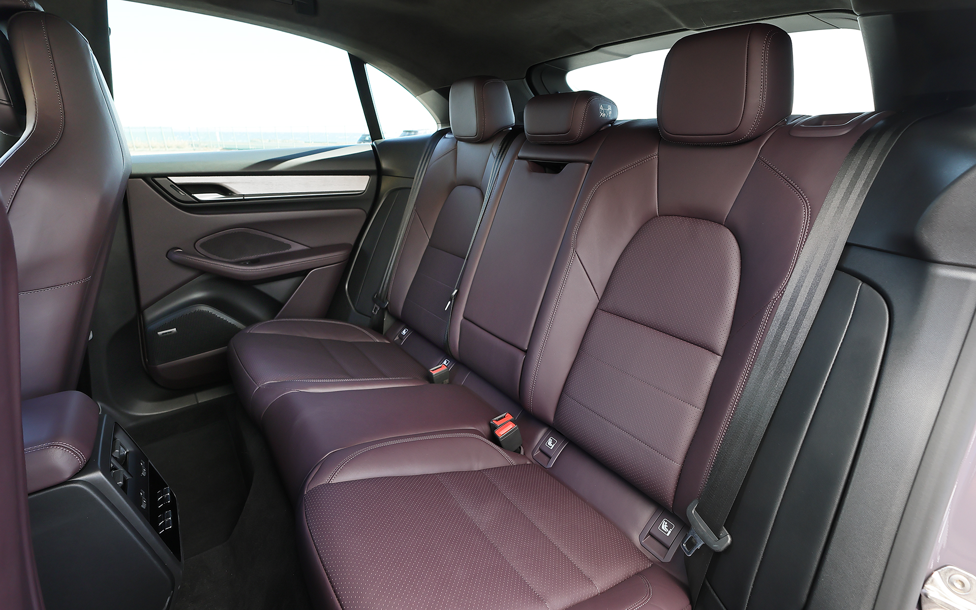 内装はレザーパッケージのブラック/ブランブル仕様