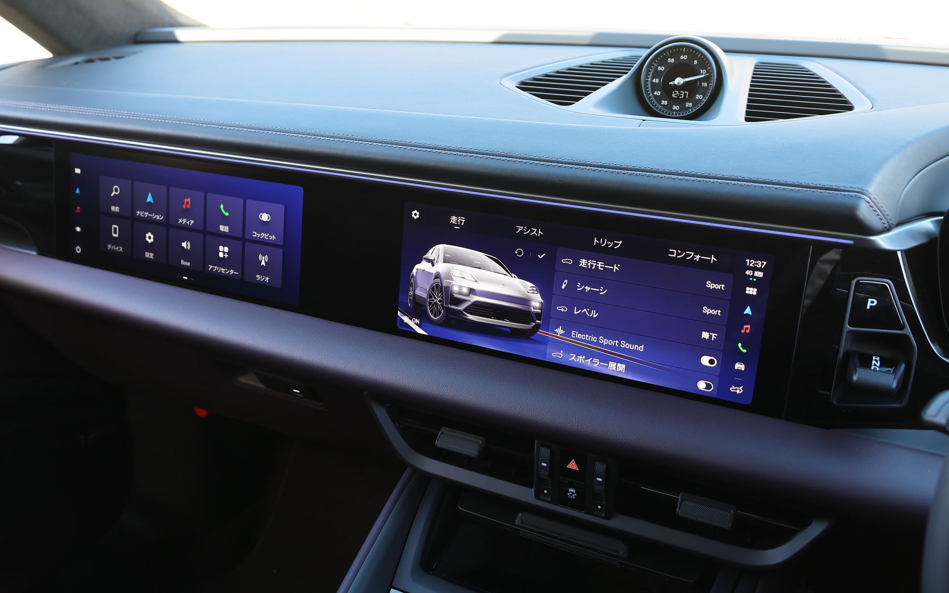 センターだけでなく助手席前にも大型ディスプレイを搭載