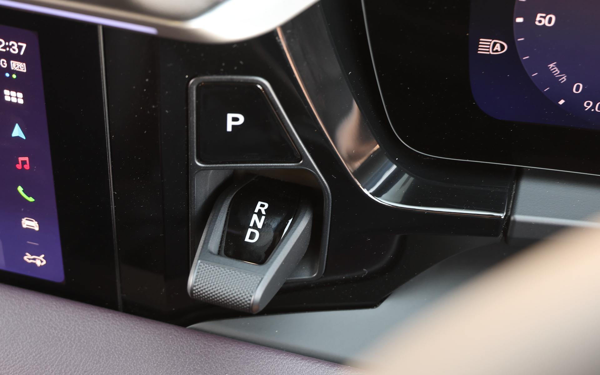 ステアリングの左奥に配置されているシフトレバー