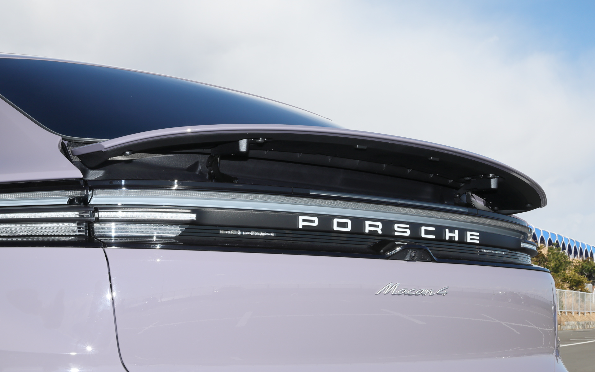 電動タイプのリアウイングも備える