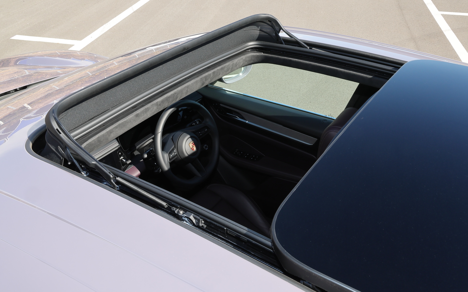 開放的な「パノラマルーフシステム」はオプションで価格は24万7000円