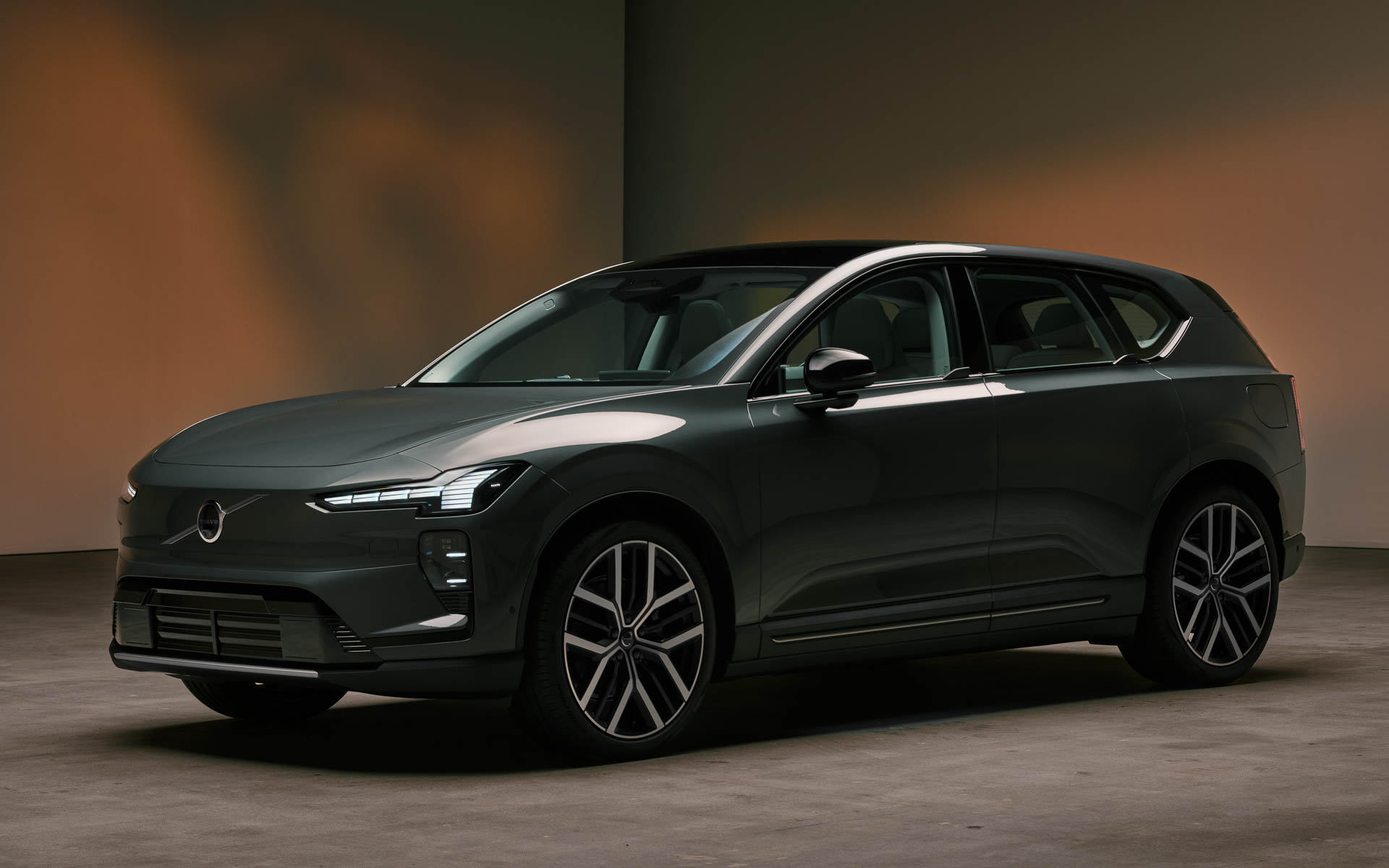 新型EX60。ボディサイズは4803×1899×1635mm（全長×全幅×全高）、ホイールベースは2970mm。最低地上高は178mmを確保