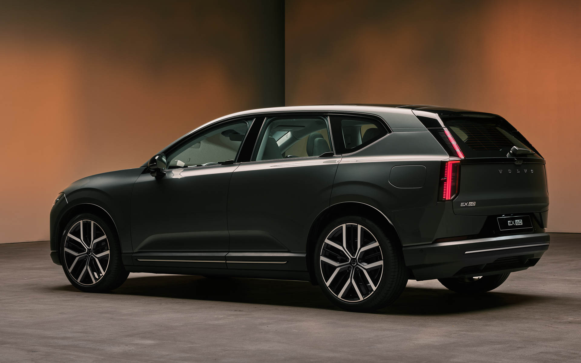 新型EX60。ボディサイズは4803×1899×1635mm（全長×全幅×全高）、ホイールベースは2970mm。最低地上高は178mmを確保