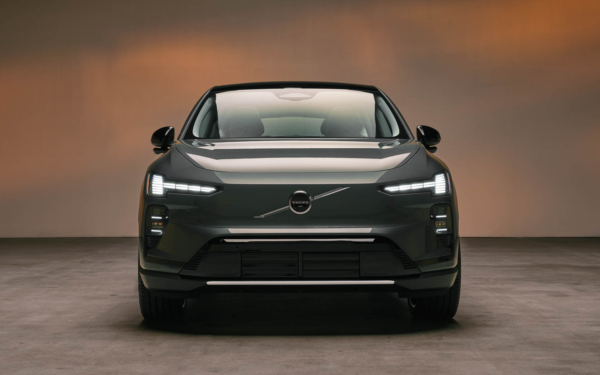 新型EX60。ボディサイズは4803×1899×1635mm（全長×全幅×全高）、ホイールベースは2970mm。最低地上高は178mmを確保