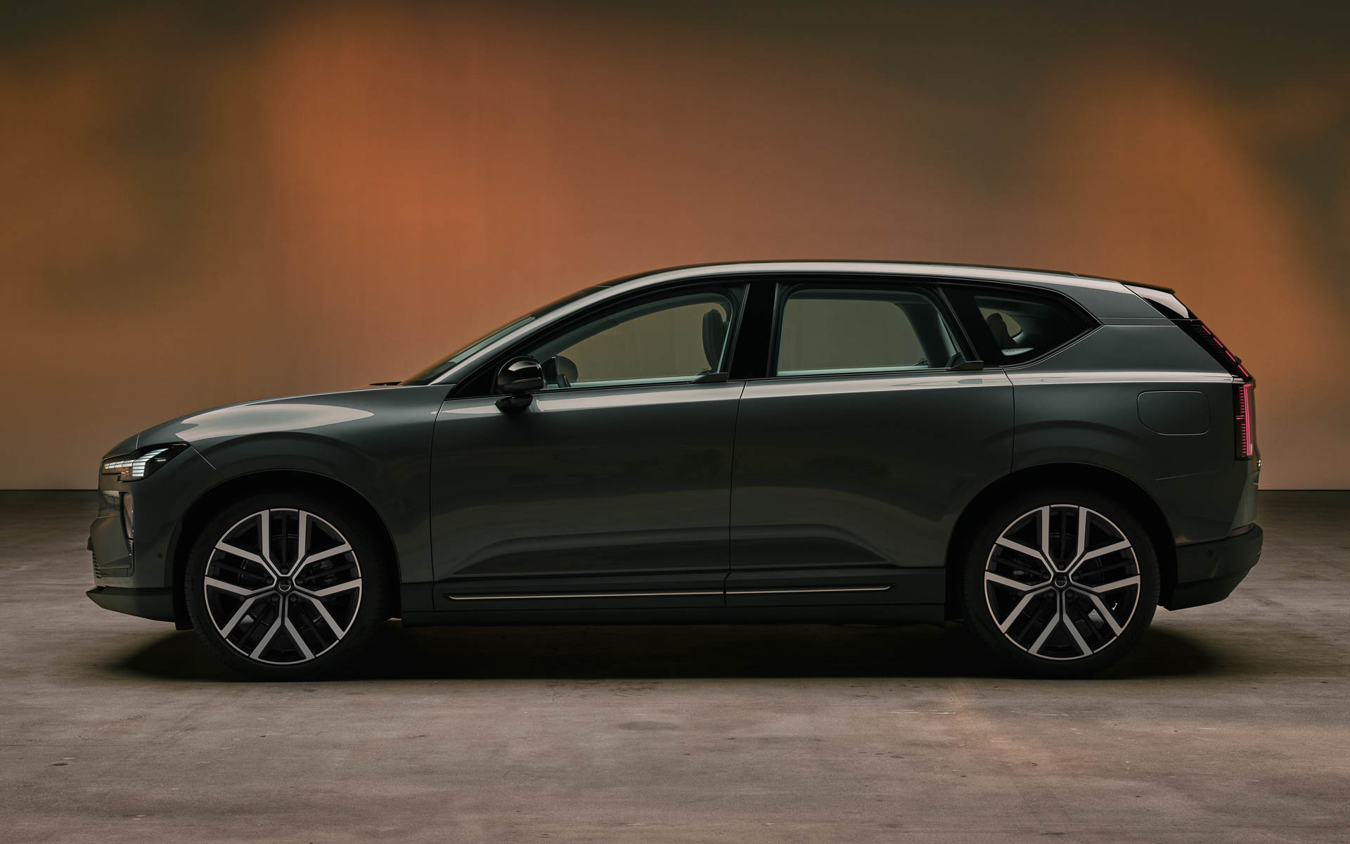 新型EX60。ボディサイズは4803×1899×1635mm（全長×全幅×全高）、ホイールベースは2970mm。最低地上高は178mmを確保