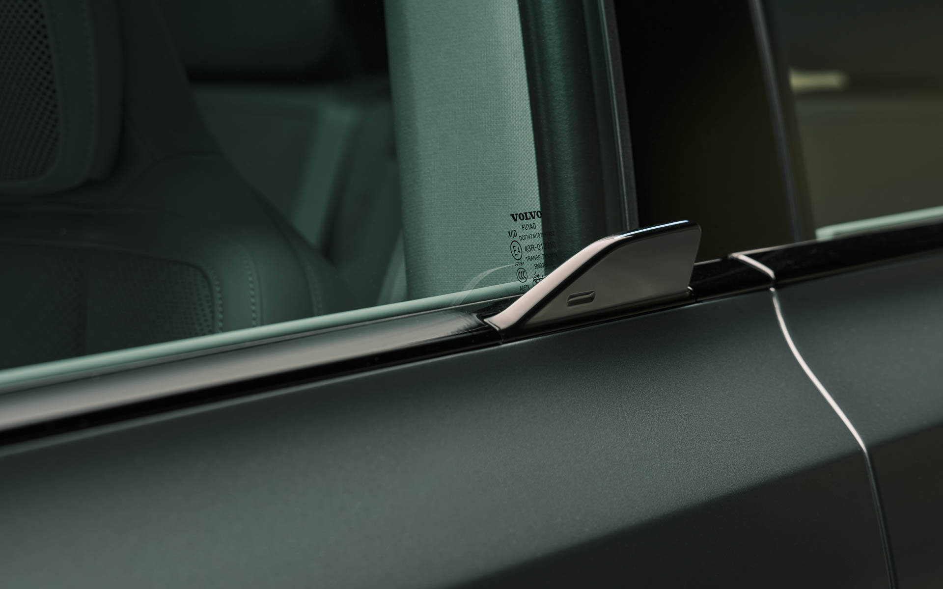 新型EX60。ボディサイズは4803×1899×1635mm（全長×全幅×全高）、ホイールベースは2970mm。最低地上高は178mmを確保。車両重量は2115～2330kg