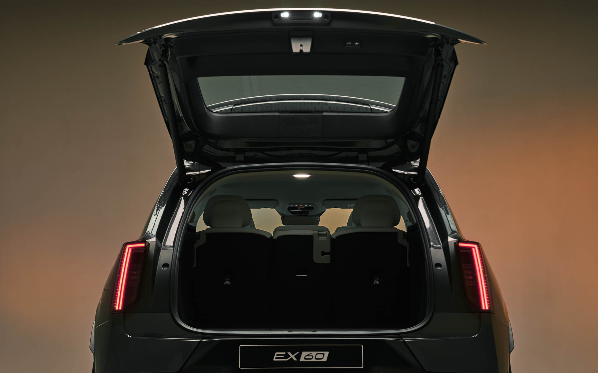 ラゲッジ。リアシートは20：40：20分割可倒式