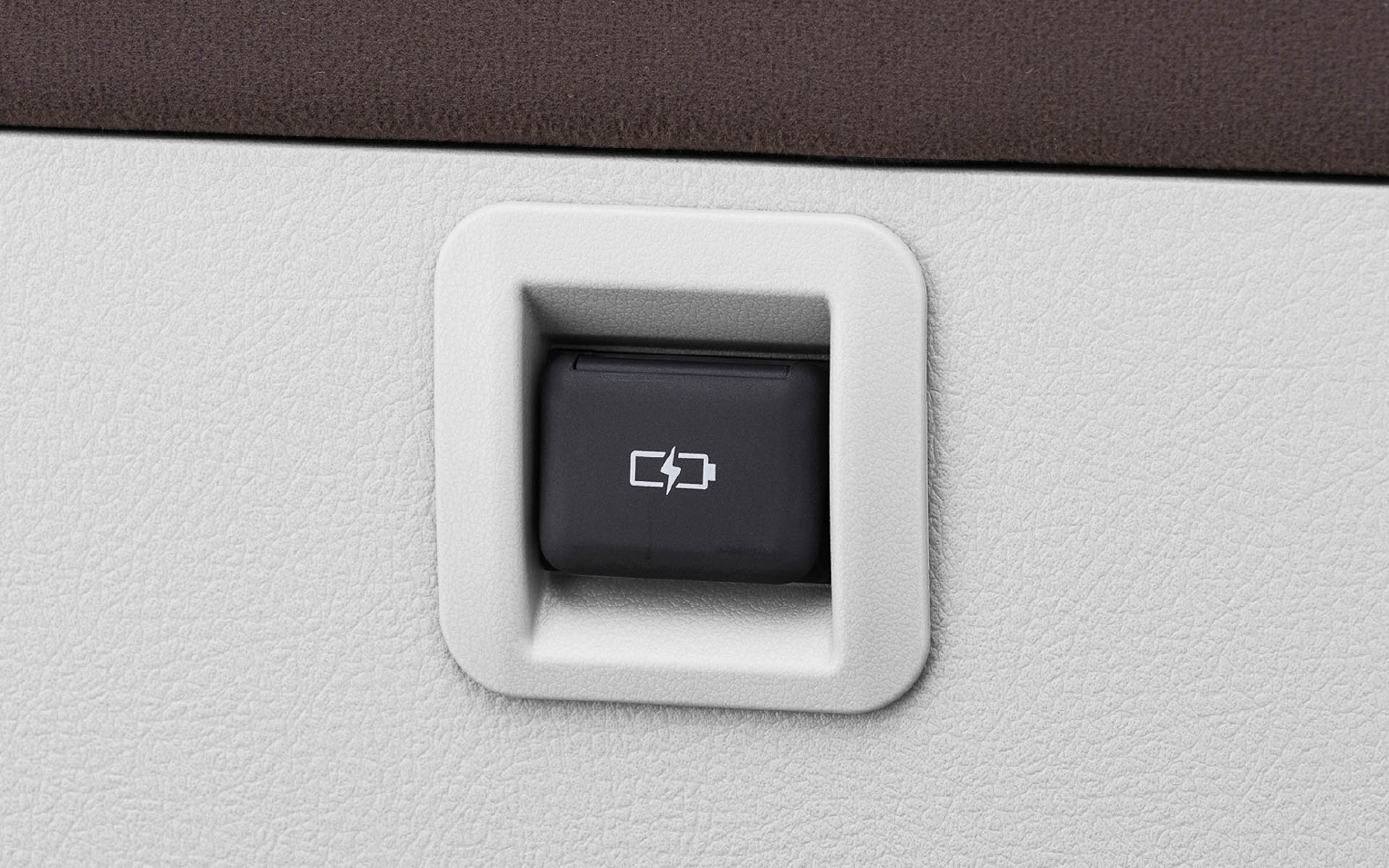 充電用USB Type-C端子（1口×6箇所）をEX、GX（標準ボディ車・ロングボディ車）、LX（標準ボディ車・ロングボディ車）にメーカーオプション設定