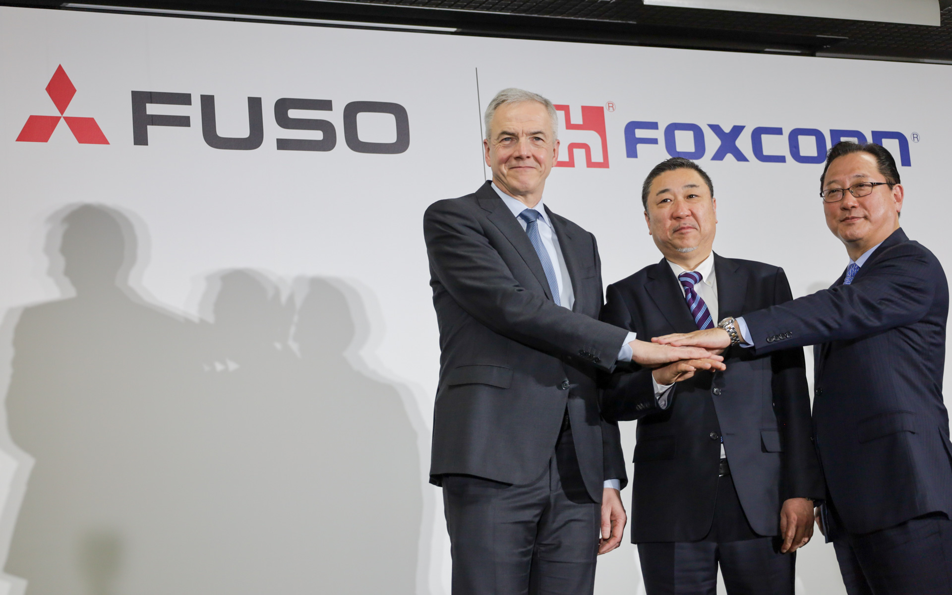 三菱ふそうトラック・バスとFoxconnの共同記者会見。写真左から三菱ふそうトラック・バス株式会社 代表取締役社長・CEO カール・デッペン氏、同バス事業本部長の高羅克人氏、鴻海精密工業股份有限公司 電気自動車事業 最高戦略責任者（CSO）の関潤氏