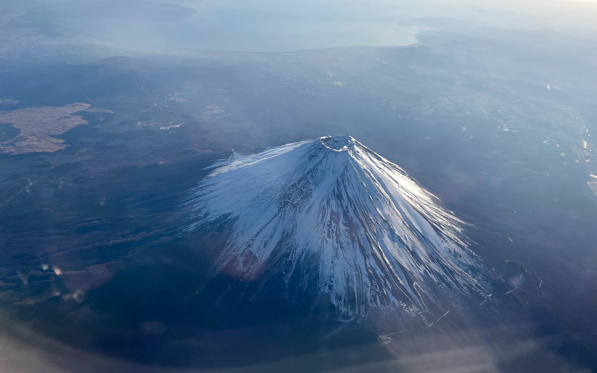 羽田から岡山桃太郎空港へ。JAL機は離陸してすぐに富士山上空に達した。火口のすぐ上から見たのは久しぶり