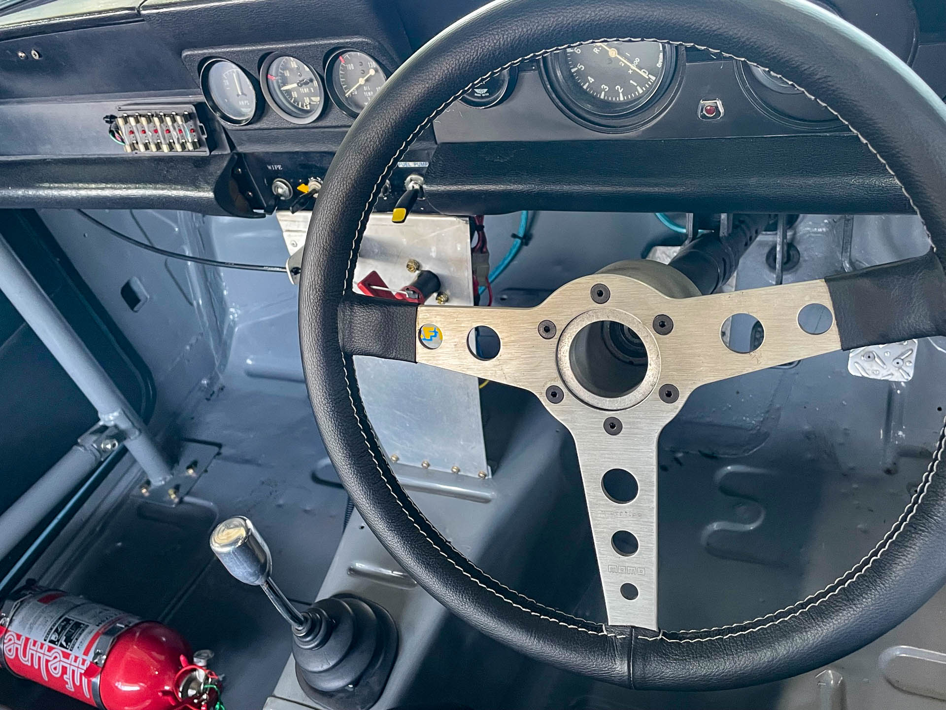 座り慣れたコクピット。7200回転ぐらいにイエローラインがあり、8000回転にレッドラインが入る。油温、水温、電圧計も必要です