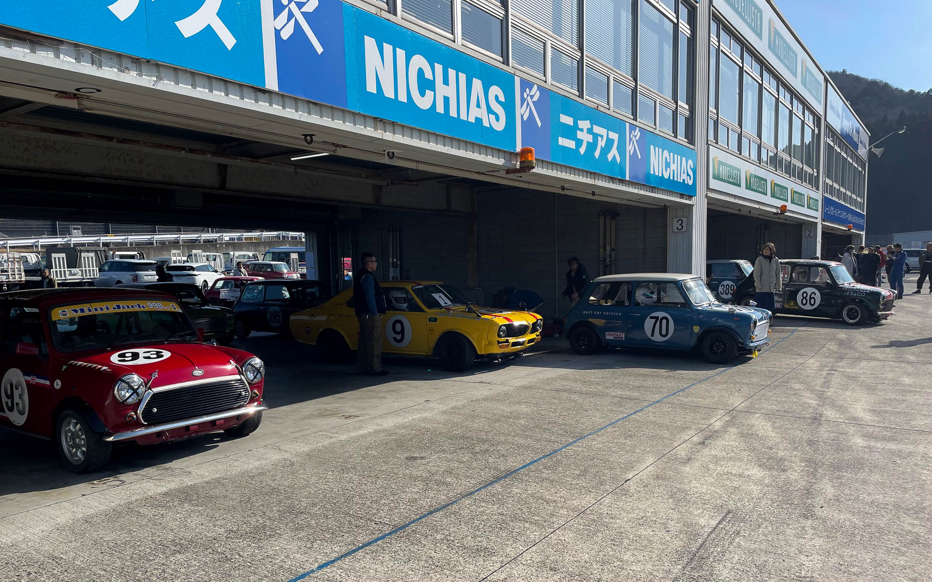 MINIの大群に囲まれたホンダ1300クーペはレースの常連。毎回完成度が上がり、速くなっています。工芸品と言われたオールアルミのSOHC空冷の4気筒エンジン。黎明期にはいろいろなトライがあって面白い。その上に今のクルマがあるんですね