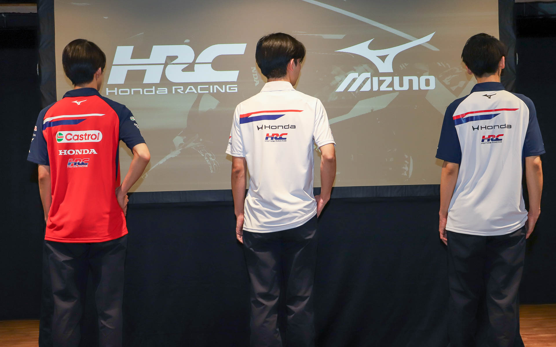 トリコロールのラインを全レースカテゴリー共通のデザインモチーフに採用