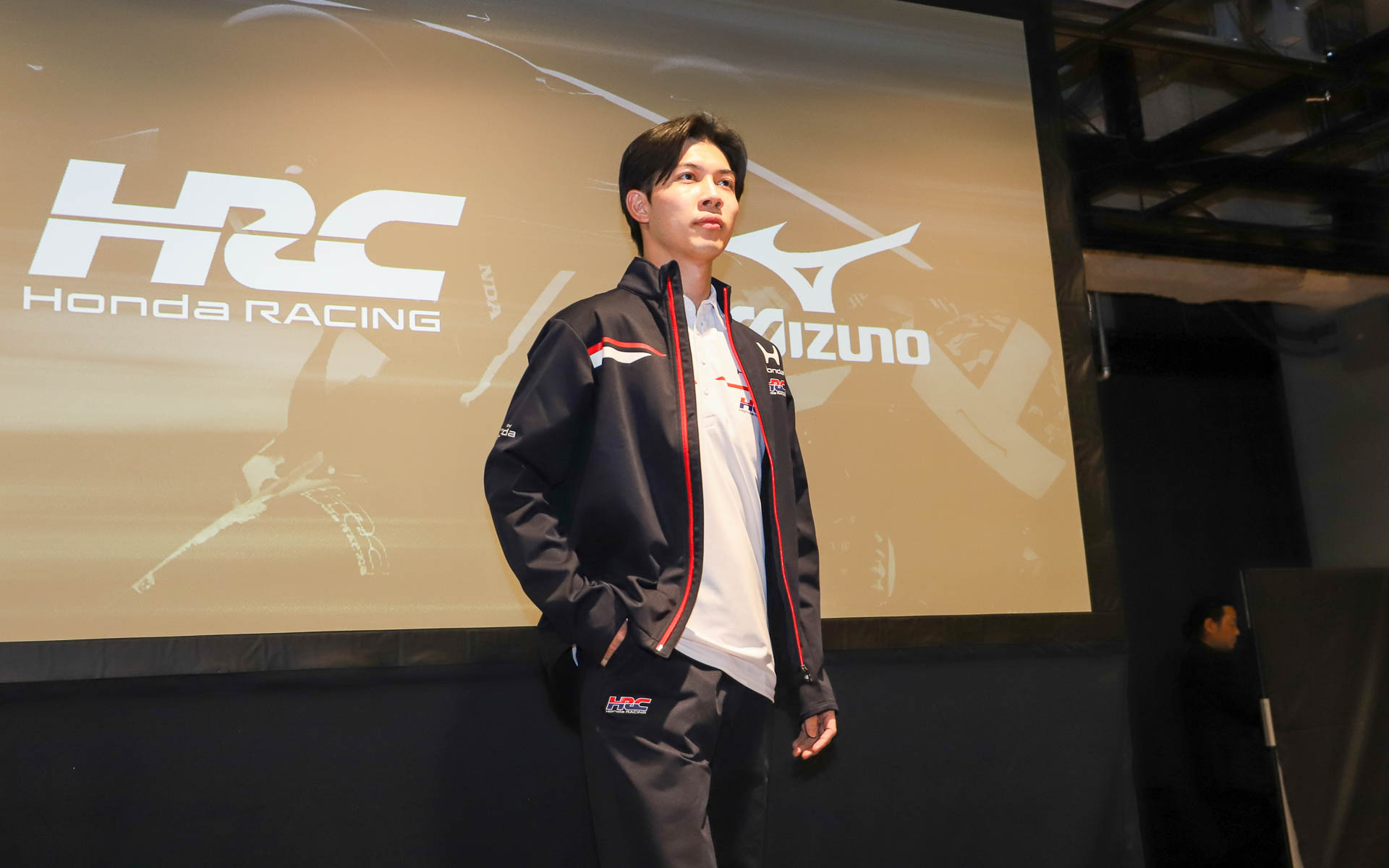 F1用。袖口にはF1のロゴ