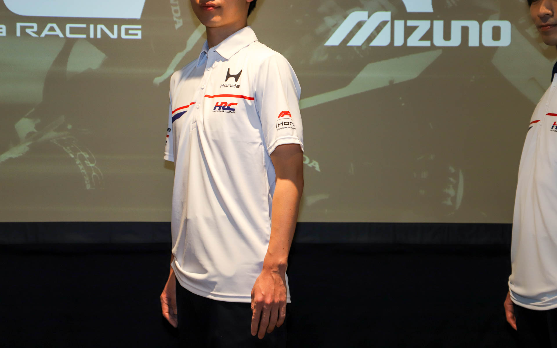 F1用。袖口にはF1のロゴ